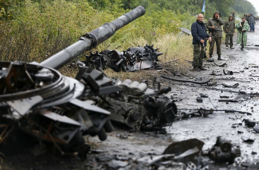 Ein zerstörtes Militärfahrzeug in der Nähe der ostukrainischen Stadt&nbsp;Slaviansk.