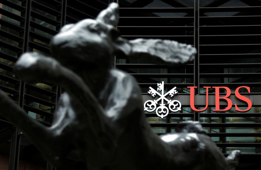 FILE PHOTO: The offices of Swiss bank UBS are seen in the financial district of the City of London, Britain October 31, 2012. REUTERS/Chris Helgren/File Photo