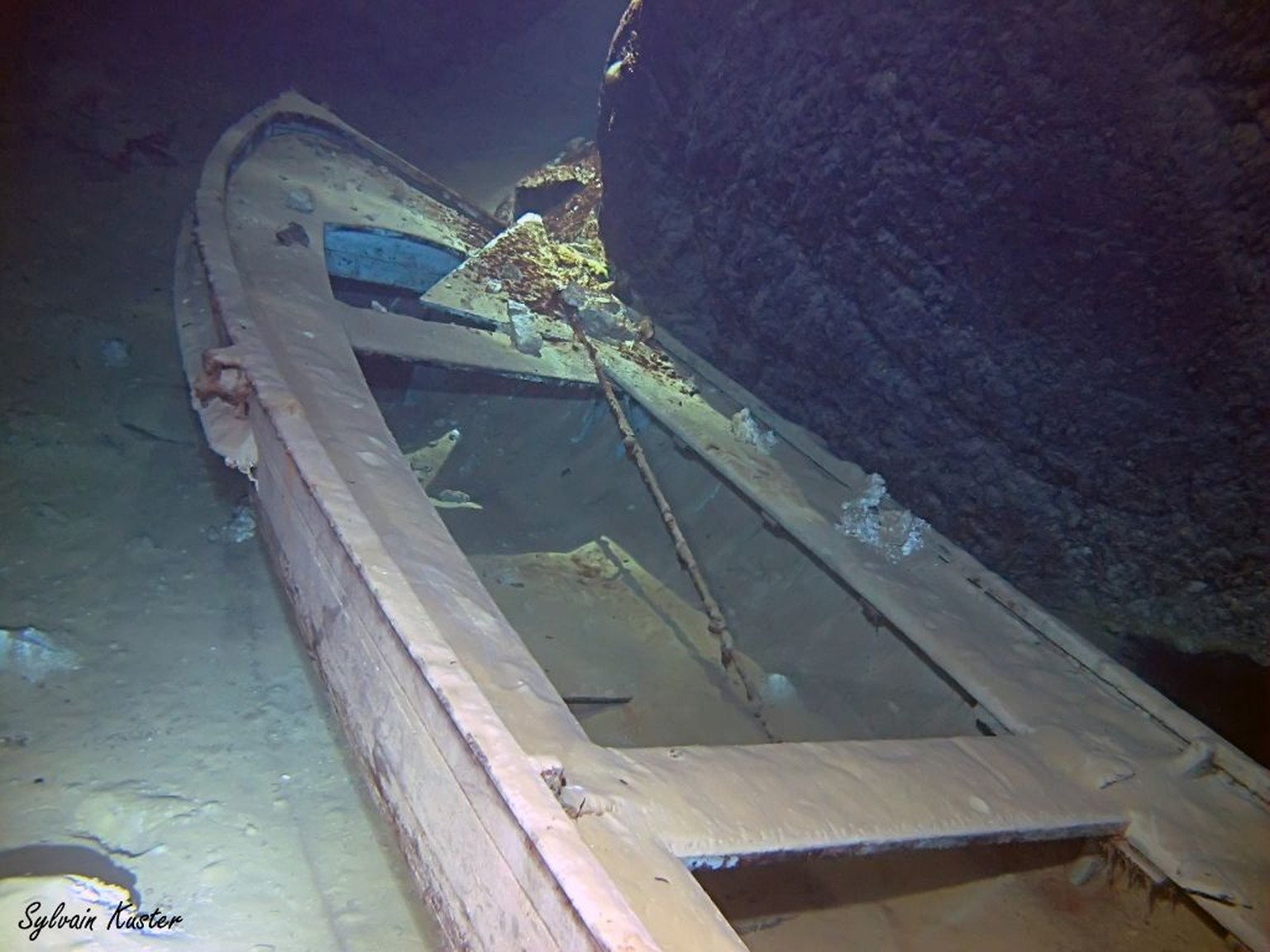 Auf dem Grund des Sees: Besucher sehen während der Tour auch eines der ersten Boote, mit denen die Höhle für Besucher erlebbar gemacht wurde.&nbsp;