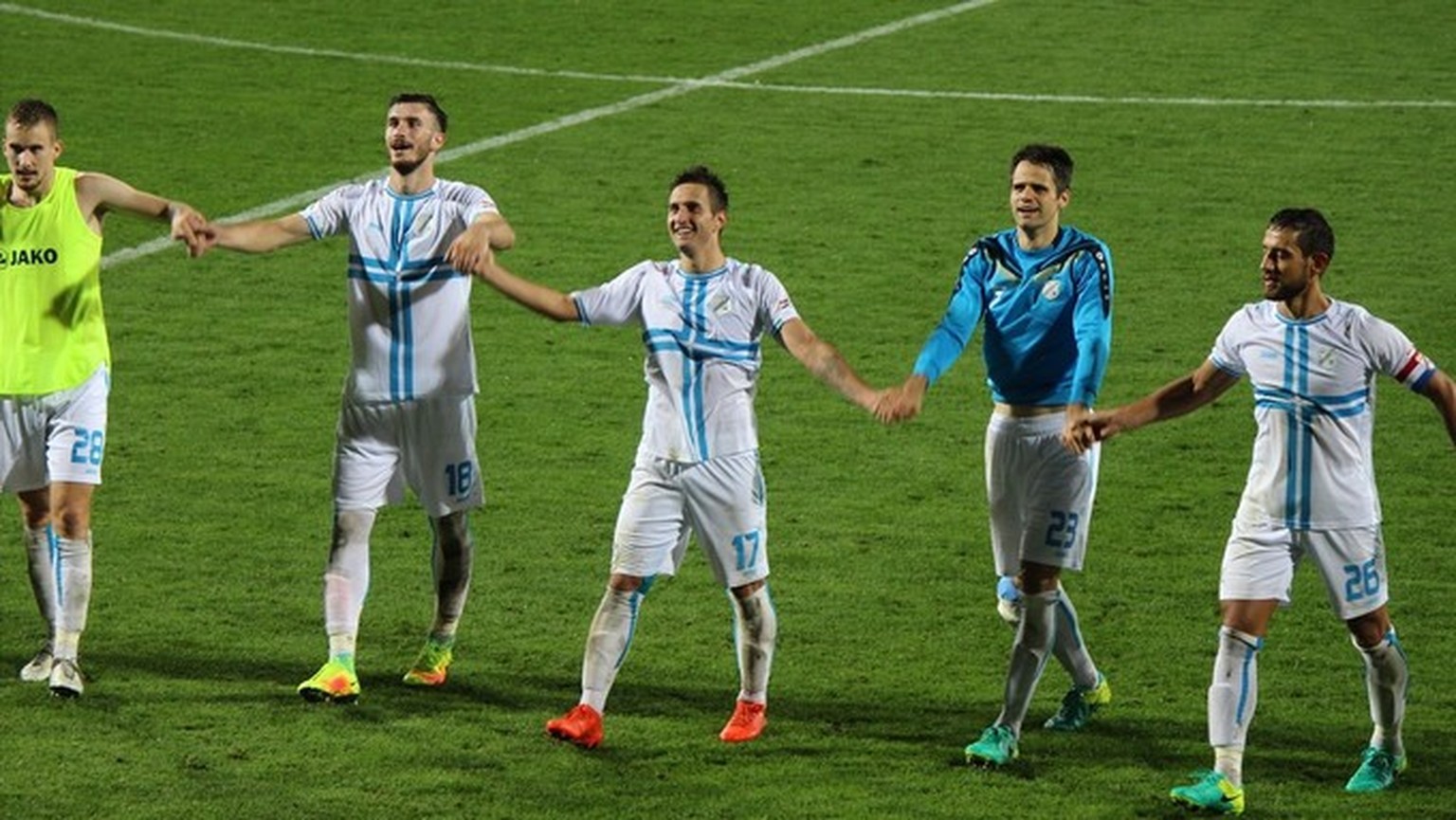 Mario Gavranovic (Mitte) und seine Teamkollegen lassen sich nach der 5:2-Gala gegen Dinamo Zagreb feiern.