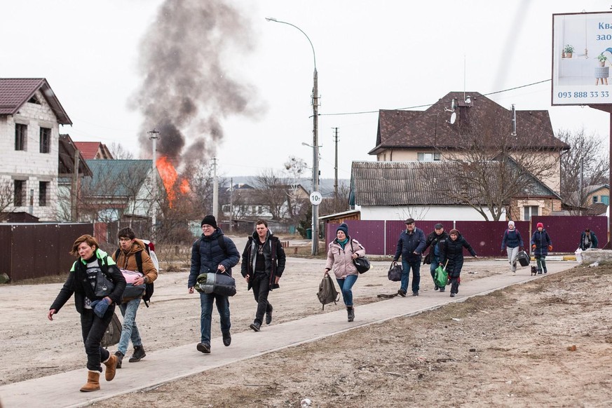 Irpin, Ukraine, Civilians leaving the city