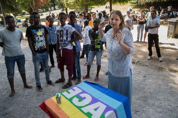 Lisa Bosia Mirra, Praesidentin der Tessiner Hilfsgruppe Associazione Firdaus, spricht zu Fluechtlingen und einer Delegation von interessierten Politikern in einem Park in der Naehe des Bahnhof Como am ...