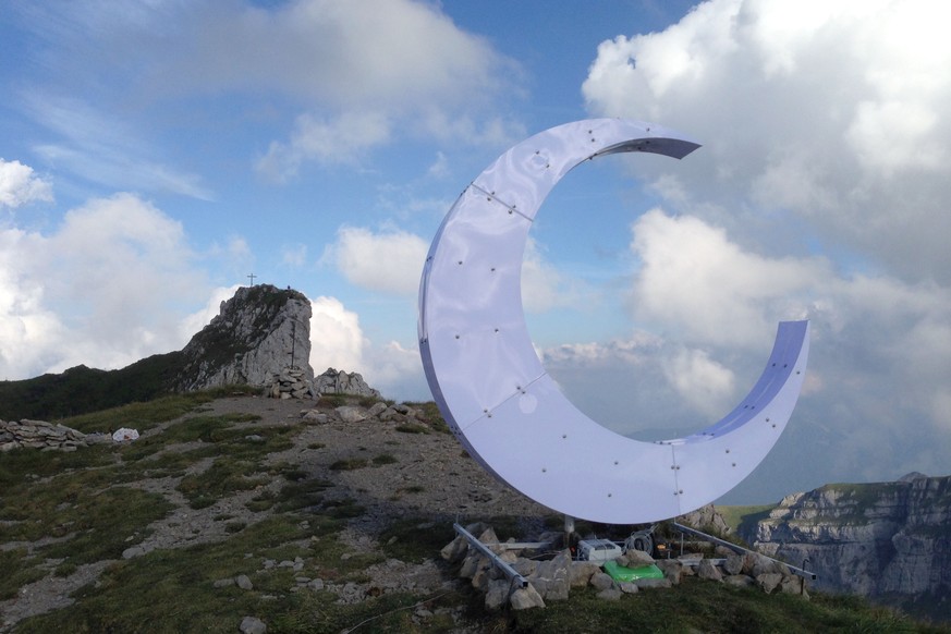 JAHRESRUECKBLICK 2016 - SEPTEMBER - Eine Halbmond-Skulptur steht auf dem Gipfel "Freiheit" auf 2'140 Metern im Alpsteinmassiv in den Appenzeller Alpen, Aufnahme vom 1. September 2016. S ...
