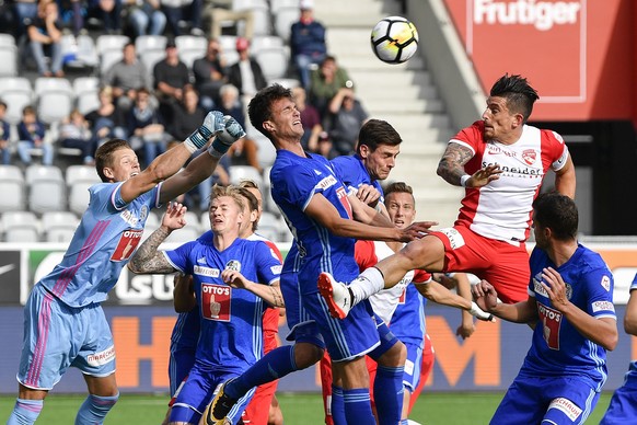 Thuns Dennis Hediger, rechts, im Duell mit Luzerns Hintermannschaft im Fussball Meisterschaftsspiel der Super League zwischen dem FC Thun und dem FC Luzern, am Sonntag, 1. Oktober 2017, in der Stockho ...