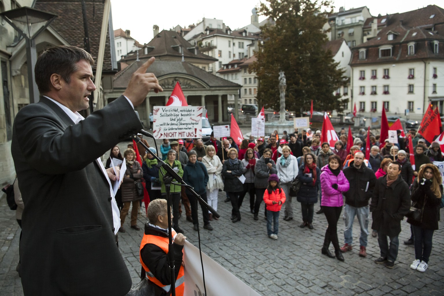 Christian Levrat, president du PS Suisse, parle aux 350 personnes qui manifestent a l&#039;appel des syndicats et des partis de gauche fribourgeois pour une mobilisation contre la baisse de l&#039;imp ...