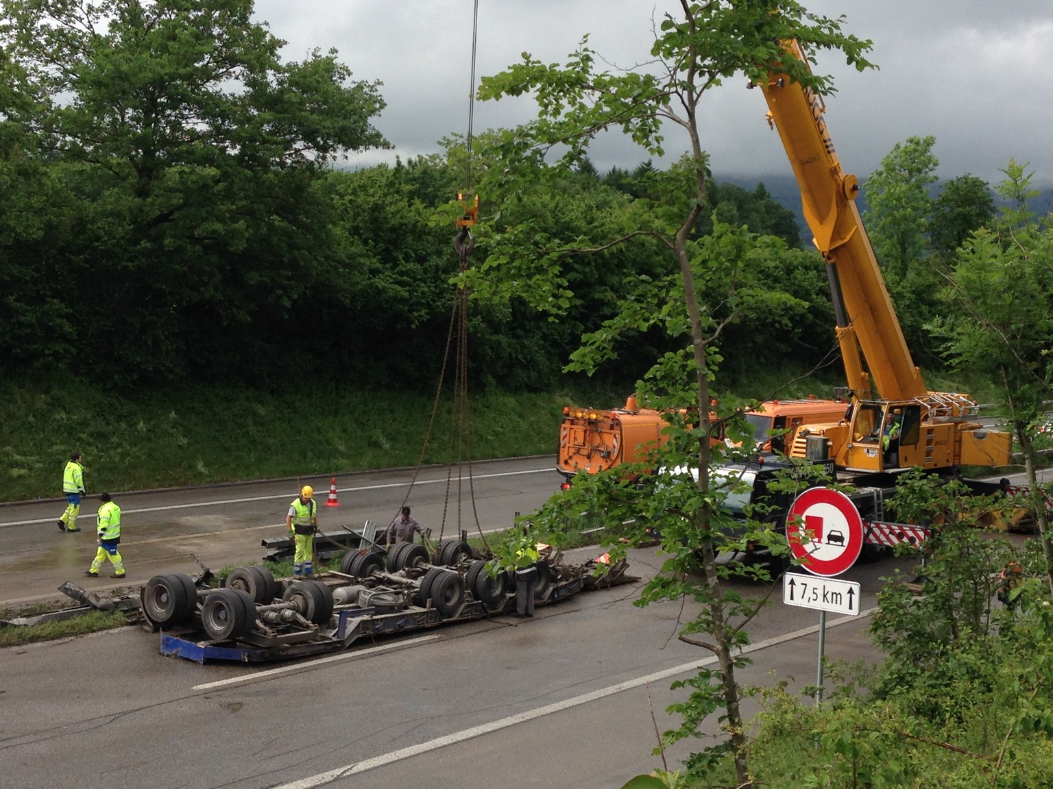 Nach wie vor ist die Autobahn in beide Richtungen gesperrt.