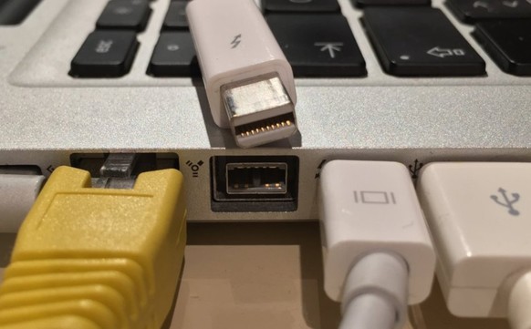 Thunderbolt-Anschluss an einem MacBook von Apple: Schadsoftware kann bei Macs und Windows-PCs über Computerzubehör eingeschleust werden.