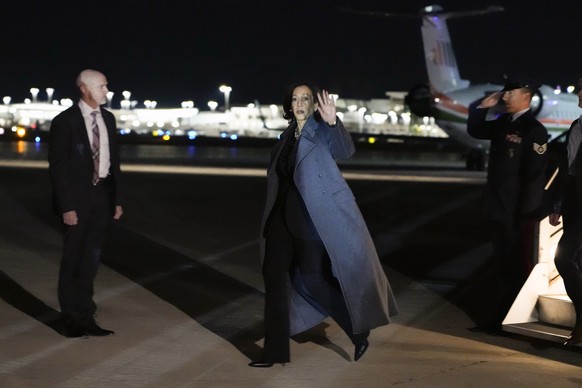 Nachrichten Linkding Democratic presidential nominee Vice President Kamala Harris arrives at LaGuardia Airport, Saturday night, Nov. 2, 2024, in East Elmhurst, N.Y. Harris has made an unannounced trip to New York to appea ...