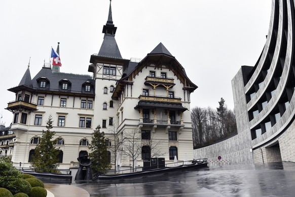 Das Hotel Dolder Grand in Zuerich am Dienstag, 7. Maerz 2017. Am Dienstagmorgen sind gegen 20 zum Teil bewaffnete Fahnder der Eidgenoessischen Zollverwaltung mit Lastwagen und Zivilfahrzeugen vor dem  ...