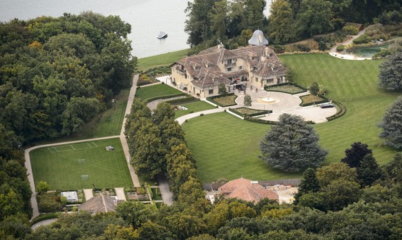 Mittlerweile wird Schumacher in seiner Villa am Genfersee in Gland VD gepflegt.