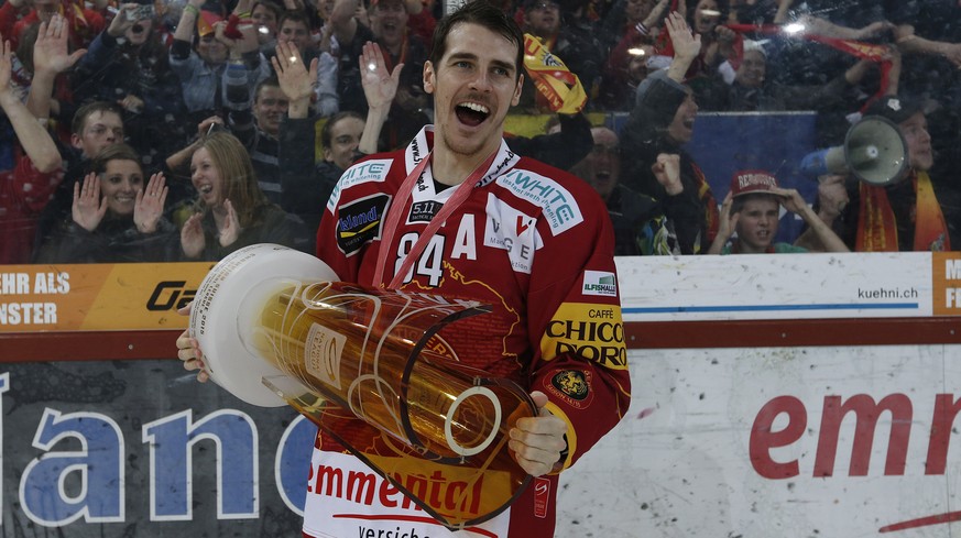 Kevin Hecquefeuille mit dem NLB-Meisterpokal.