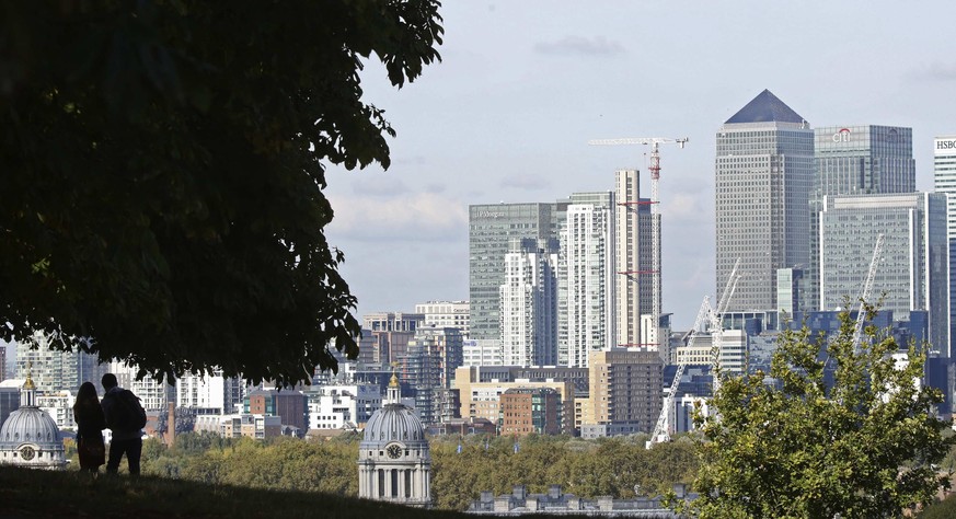 A couple look at the view of the London skyline from Greenwich Park in London October 5, 2014. REUTERS/Paul Hackett (BRITAIN - Tags: ENVIRONMENT CITYSCAPE)