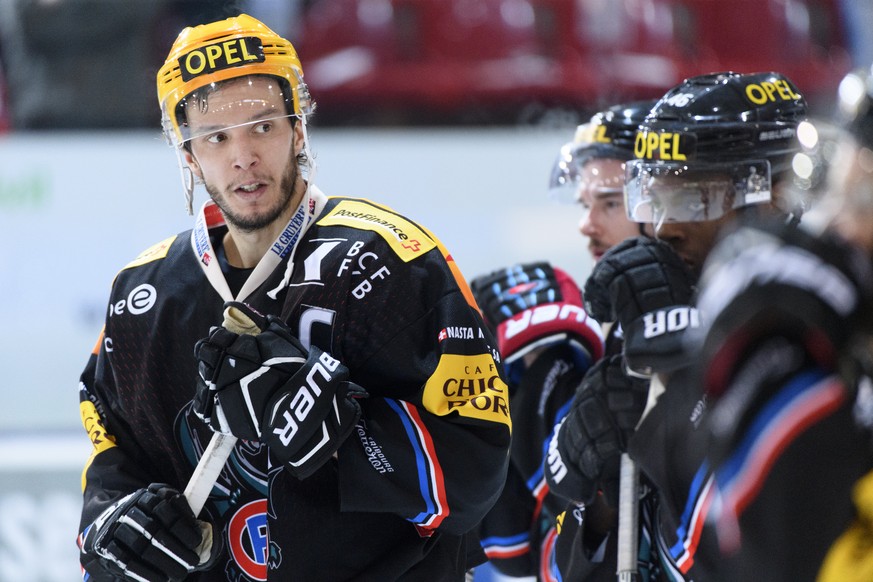 Le Top Scorer fribourgeois Julien Sprunger, gauche, montre sa deception avec ses coequipiers a la fin du match du championnat suisse de hockey sur glace de National League LNA, entre HC Fribourg-Gotte ...