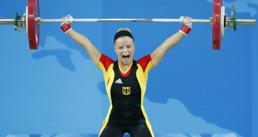 GermanyÒs Julia Rohde lifts the weights in the WomenÒs 53kg snatch competition during the 2008 Beijing Olympic Games at Beijing University of Aeronautics and Astronautics Gymnasium, Beijing, China, 10 ...