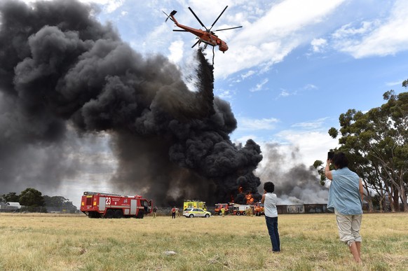 Mit Helikoptern versucht die Feuerwehr, das Feuer unter Kontrolle zu bringen.