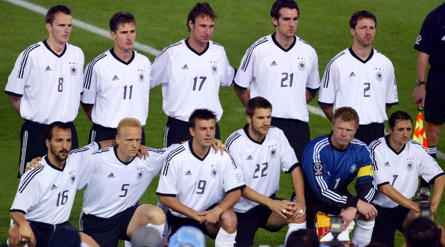 Die DFB-Elf, die den WM-Final 2002 verlor. Hintere Reihe, von links nach rechts: Didi Hamann, Miroslaw Klose, Marco Bode, Christoph Metzelder, Thomas Linke. Vordere Reihe: Jens Jeremies, Carsten Ramel ...