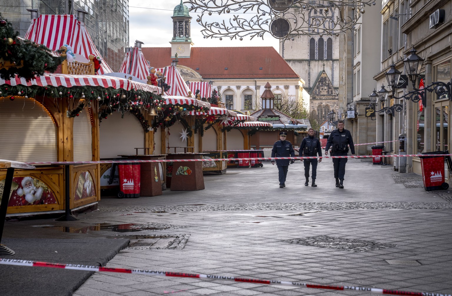 Nachrichten Linkding Police officers the Christmas Market, where a car drove into a crowd on Friday evening, in Magdeburg, Germany, Sunday, Dec. 22, 2024. (AP Photo/Michael Probst)
