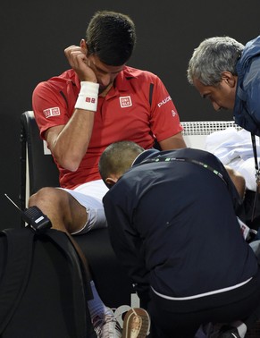 Djokovic muss sich nach dem ersten Game pflegen lassen. Am Fuss! (Der Blickwinkel hier ist etwas unglücklich.)