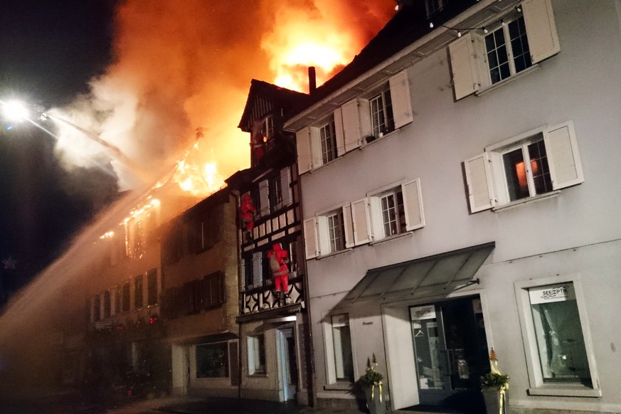 Der Brand in mehreren zusammengebauten Häusern brach kurz vor drei Uhr in der Nacht aus.