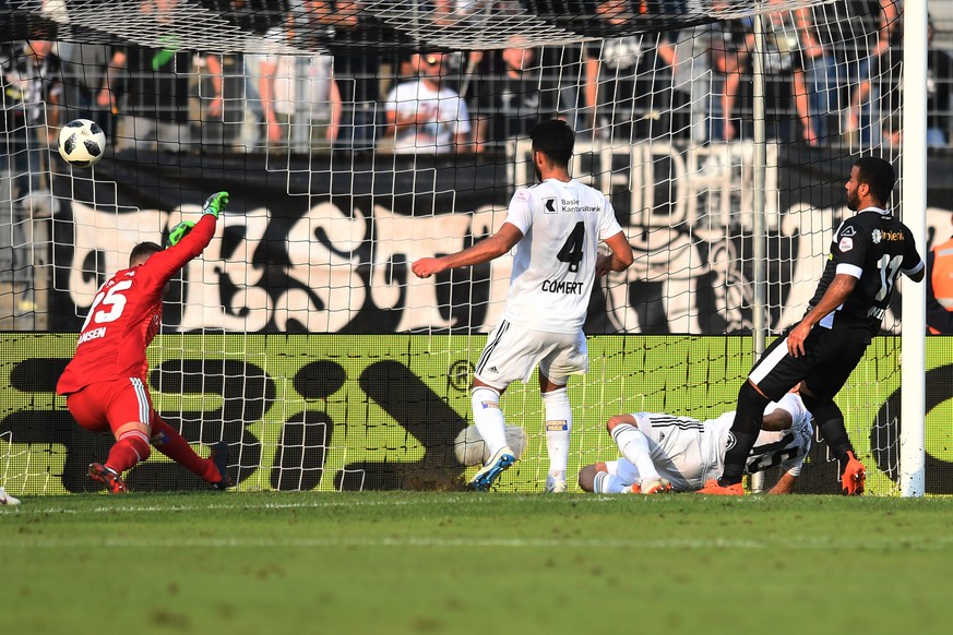 Lugano&#039;s player Carlinhos Junior, right, scores the 2-2 goal during the Super League soccer match between FC Lugano and FC Basel, at the Cornaredo stadium in Lugano, Sunday, September 30, 2018. ( ...