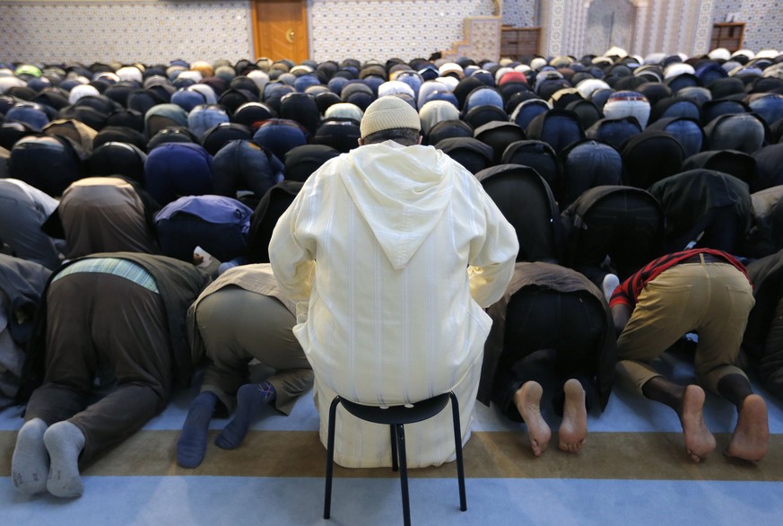 Muslimischer Gottesdienst in der grossen Moschee von Strassburg am ersten Freitag nach den verheerenden Anschlägen des «IS» in Paris.&nbsp;