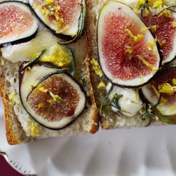 https://dearguts.com/2016/08/20/brie-fresh-fig-crostini-with-rosemary/ brie toast crostini feigen rosmarin italien italienisches essen food