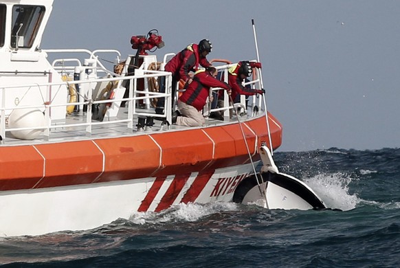 Rettungskräfte versuchen das gesunkene Schiff zu bergen.