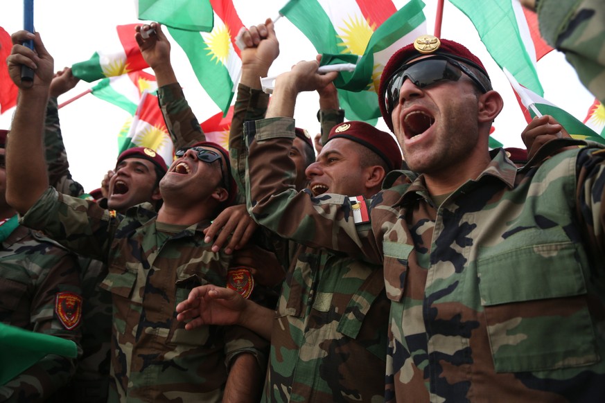 epa06216061 Kurdish Peshmerga fighters take part in a gathering to support the upcoming independence referendum inside army camp outside Erbil, the Capital of the Kurdistan Region in Iraq, 20 Septembe ...