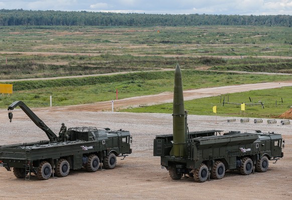 epa05531687 The operational-tactical missile complex (PTRC) &#039;Iskander-M&#039; prepares for fire during a demonstration program of the International Military-Technical Forum &#039;ARMY-2016&#039;  ...