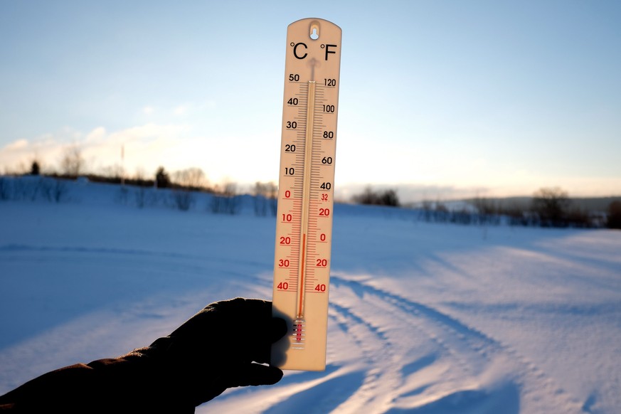 epa05700899 A thermometer shows the temperature of minus 15 degrees Celsius on a sunny and freezing morning in Roztoka village near Przemysl, Poland, 06 January 2017. The temperature in this part of P ...