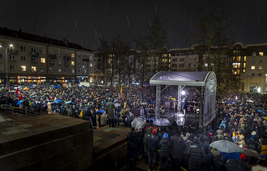 Nachrichten Linkding People take part in a protest against the inclusion of the Nemunas Dawn party and Remigijus Zemaitaitis, accused of anti-Semitism, into the country's ruling coalition, at Independence Square at t ...