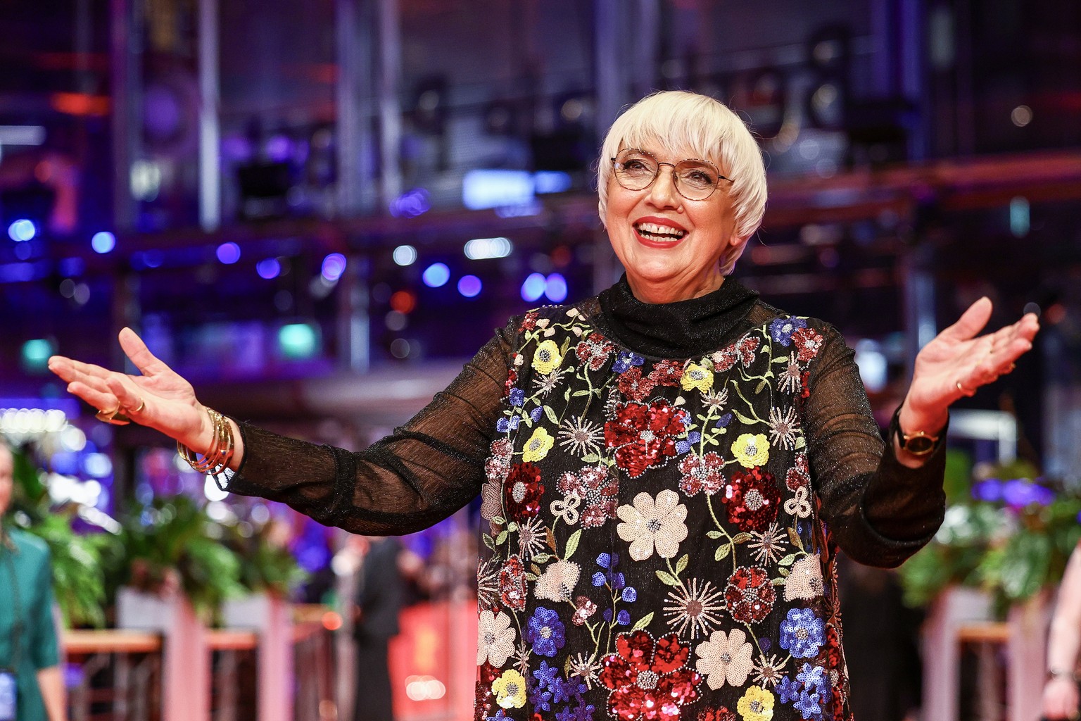 Nachrichten Linkding epa11156220 Federal Government's Commissioner for Culture and the Media Claudia Roth attends the Opening Red Carpet of the 74th Berlin International Film Festival 'Berlinale' in Berlin, ...