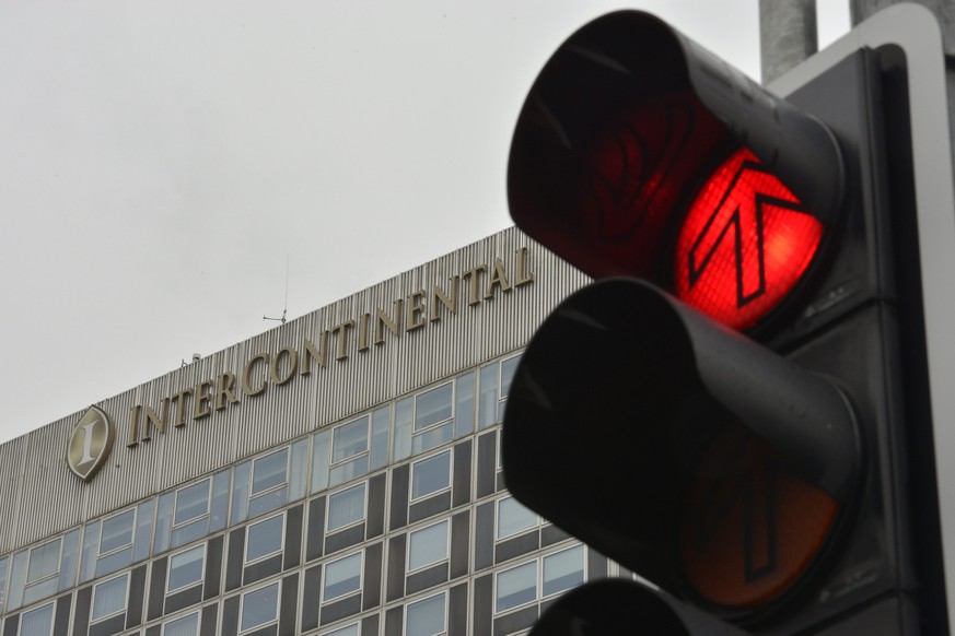A traffic light in front of the Intercontinental hotel during talks over Iran&#039;s nuclear programme in Geneva, Switzerland, Friday, November 22, 2013. (KEYSTONE/Martial Trezzini)