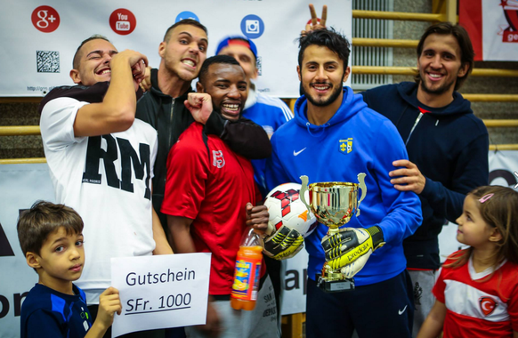 Bunte Truppe, bunte Preise: Sieger am Indoors Master Soccer Cup.
