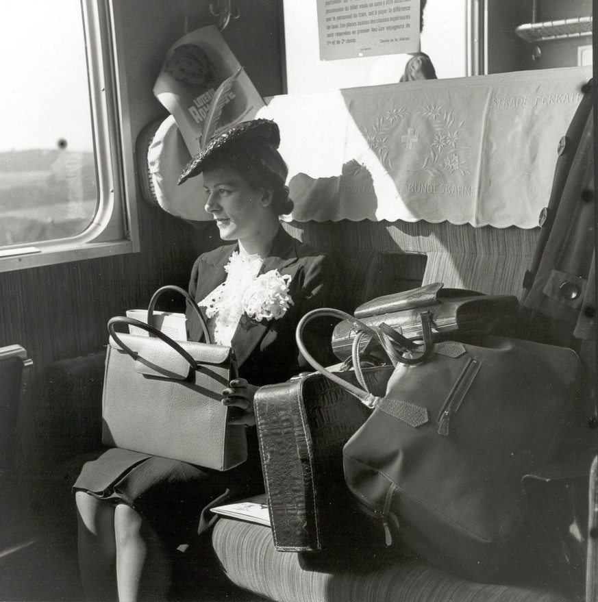 Eine Reisende in einem Abteil eines Reisezugwagens der 1. Klasse der Schweizerischen Bundesbahn SBB, aufgenommen um 1943. (KEYSTONE/SBB/HO/Str) === ===Eine Dame der 1. Klasse um 1943.