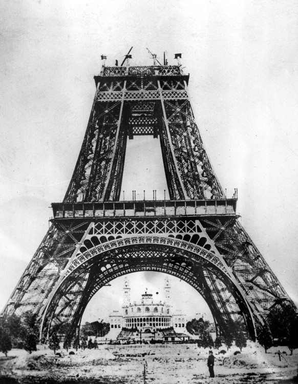 Der Eiffelturm 1888 während der Konstruktion.