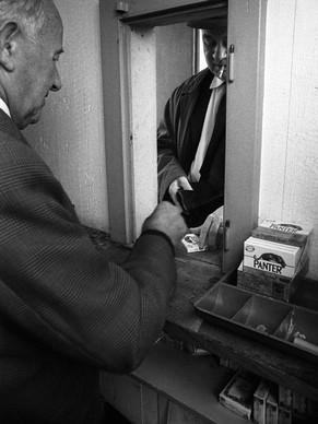 Ein Fan des FC Zuerich bezahlt im November 1972 den Eintritt zu einem Spiel im Stadion Letzigrund in Zuerich mit einer Zigarettenpackung der Marke &quot;Panter&quot;. Die Zigarettenpackungen gelten da ...