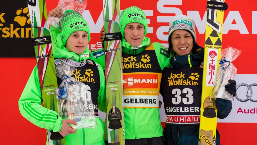 Der jüngste und der älteste Teilnehmer flankieren den Sieger: Domen Prevc, Peter Prevc und Noriaki Kasai.