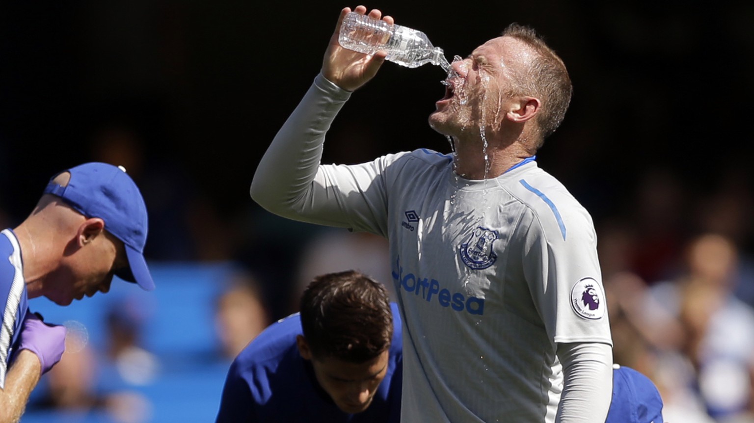Everton&#039;s Wayne Rooney pours water on his face during the English Premier League soccer match between Chelsea and Everton at Stamford Bridge stadium in London, Sunday, Aug. 27, 2017. (AP Photo/Al ...