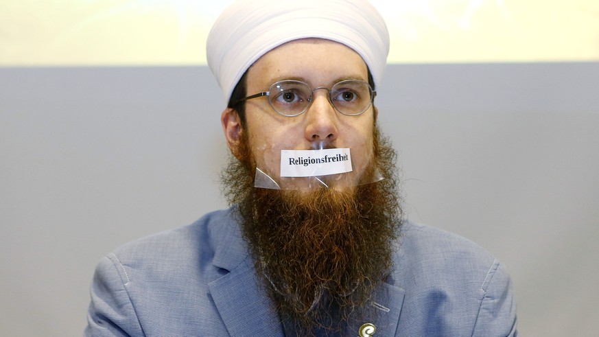 IZRS Praesident Nicolas Blancho schweigt an der Medienkonferenz des Islamischen Zentralrats Schweiz IZRS, am Freitag, 28. April 2017, im Hotel Continental in Zuerich. Anfang Mai wollte der Islamische  ...