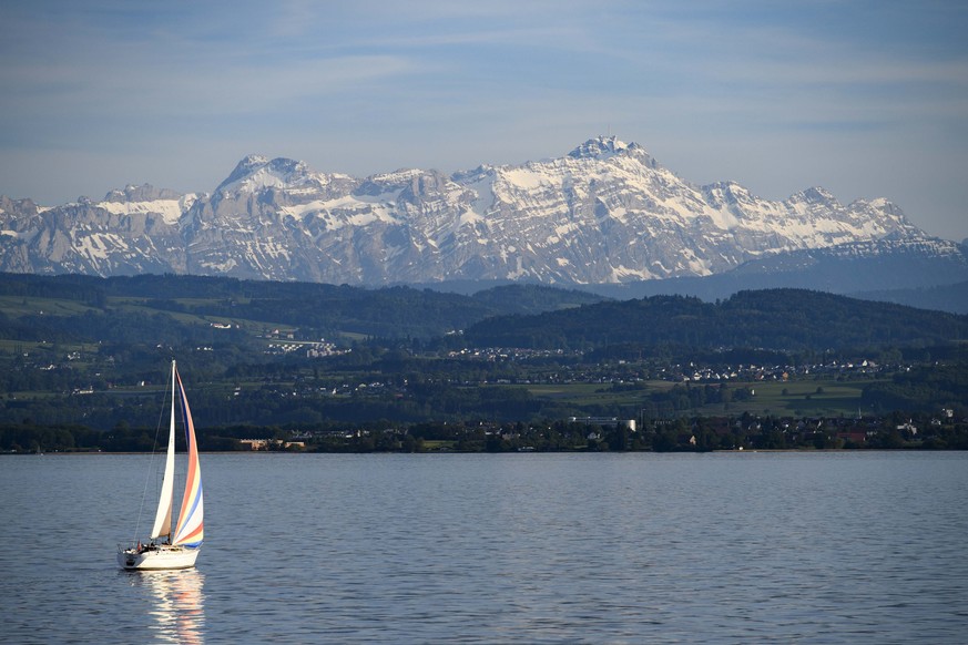 ARCHIV --- Blick auf den Saentis, aufgenommen am Samstag, 21. Mai 2016, bei Romanshorn. Die Stimmberechtigten der Kantone St. Gallen und Thurgau haben am Sonntag, 5. Juni 2016, die Planungskrediten fü ...