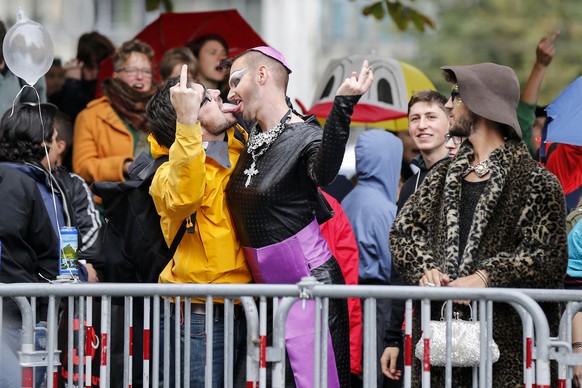 Gegner der Kundgebung &quot;Marsch fuers Laebe&quot; kuessen sich, am Samstag, 17. September 2016 auf dem Baerenplatz in Bern. Der Marsch fuers Laebe gegen Abtreibungen wird regelmaessig von christlic ...