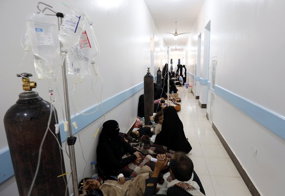 epa05950847 Cholera-infected Yemenis receive treatment at a hospital in Sanaa, Yemen, 08 May 2017. According to the World Health Organization, a total of 25 Yemenis have died from cholera over the pa ...