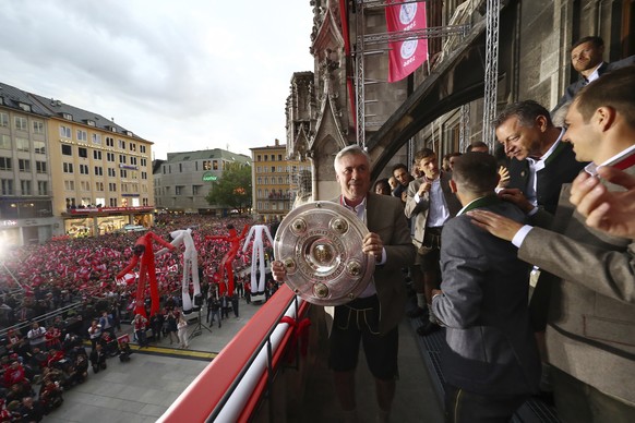 In this May 20, 2017 photo, Carlo Ancelotti, left, soccer coach of Bayern Munich celebrates with the Championships trophy on the town hall balcony at Marienplatz square in Munich, Germany. (Alexander  ...