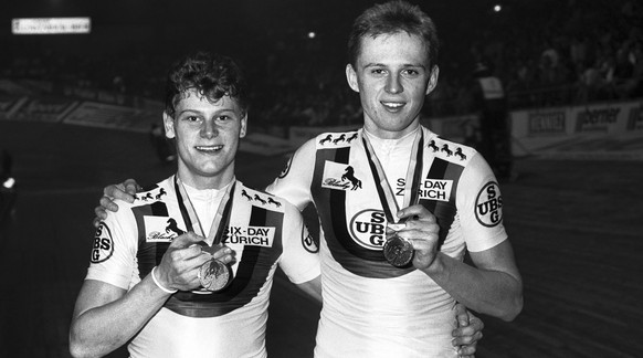 Die Sieger des Sechs-Tagerennens im Hallenstadion in Zuerich die Radrennfahrer Bruno Risi und Kurt Betschart am 4. Dezember 1988. (KEYSTONE/Str) === ===