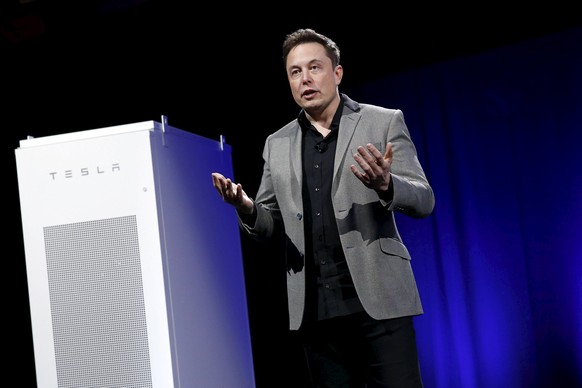 Elon Musk präsentiert seine Mega-Batterie für private Haushalte und Firmen. 