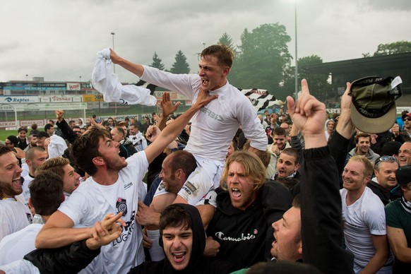 Euphorie in Biel: Mittelfeldmotor Mattia Bottani feiert den Aufstieg Luganos mit den Fans.