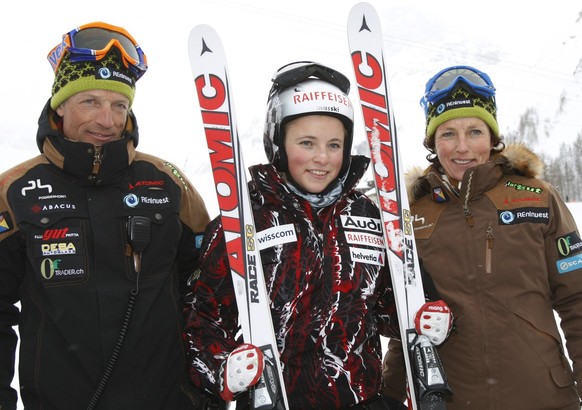 Nachrichten Linkding Switzerland's Lara Gut, center, poses with his parents Pauli and Gabriella, at the World Alpine Ski Championships in Val d'Isere, France, Monday, Feb. 2, 2009. The Championships are schedule ...