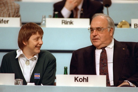 ARCHIV - Bundeskanzler Helmut Kohl und Frauenministerin Angela Merkel waehrend des Parteitags der CDU am 16. Dezember 1991 im Kulturpalast in Dresden. Der fruehere Bundeskanzler Helmut Kohl (CDU) ist  ...