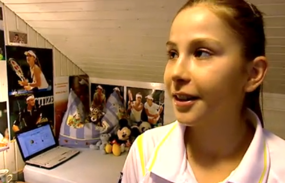 Die Elfjährige zeigt dem Fernsehen ihr Zimmer mit ihrem Vorbild Martina Hingis an der Wand. (Hier ab ca. 6:30 Minuten zu sehen und hören).